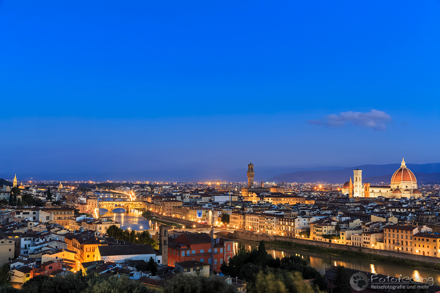 Aussicht vom Piazzale Michelangelo auf die Stadt mit der Ponte Vecchio zur blauen Stunde
