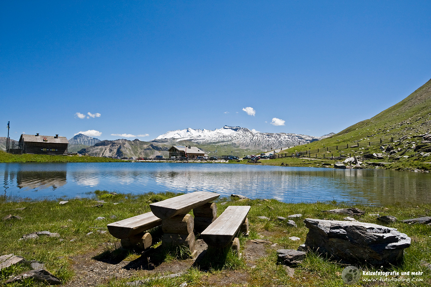 Picknickplatz an einem Bergsee