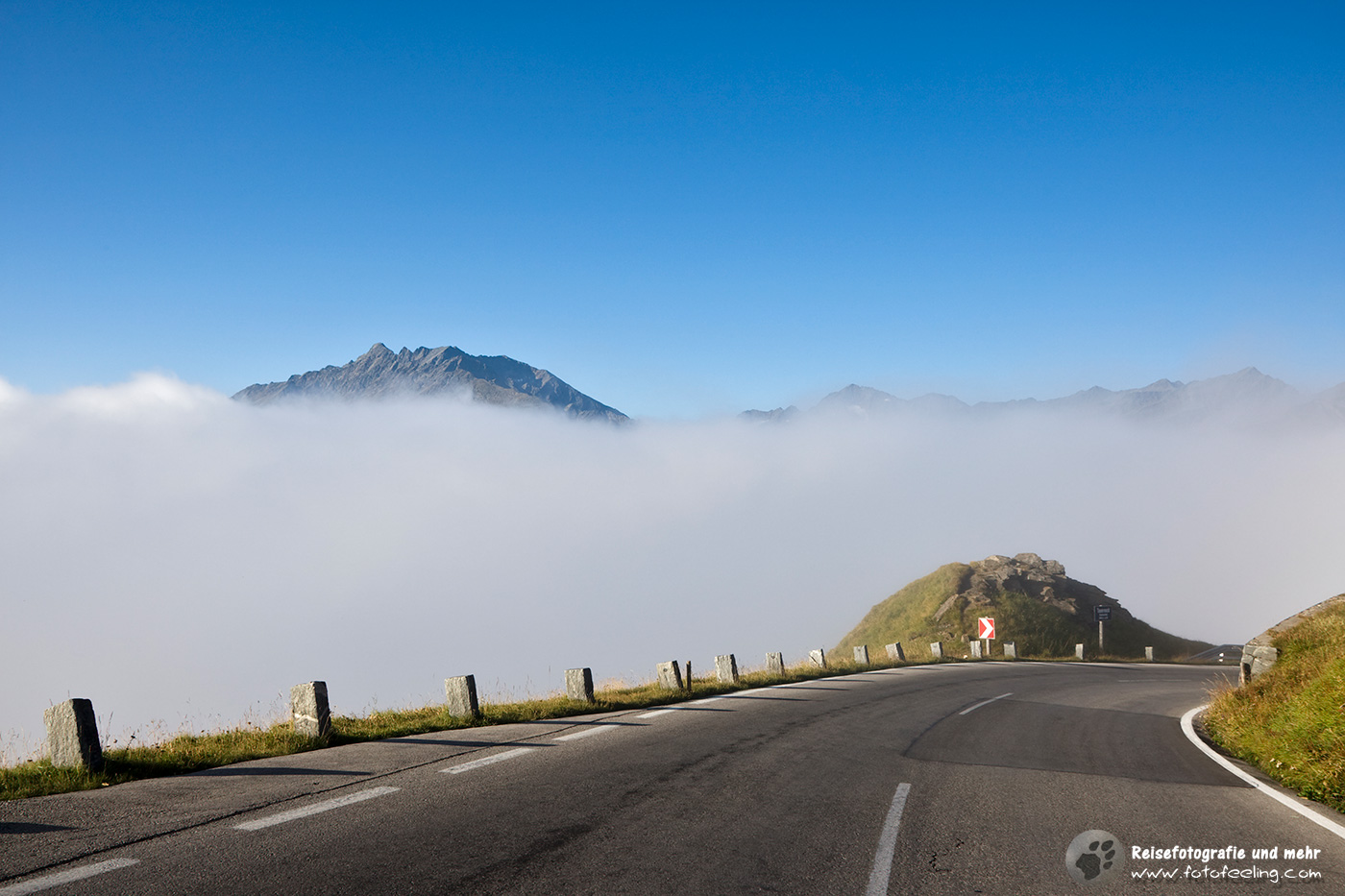 Hochalpenstraße im Nebel