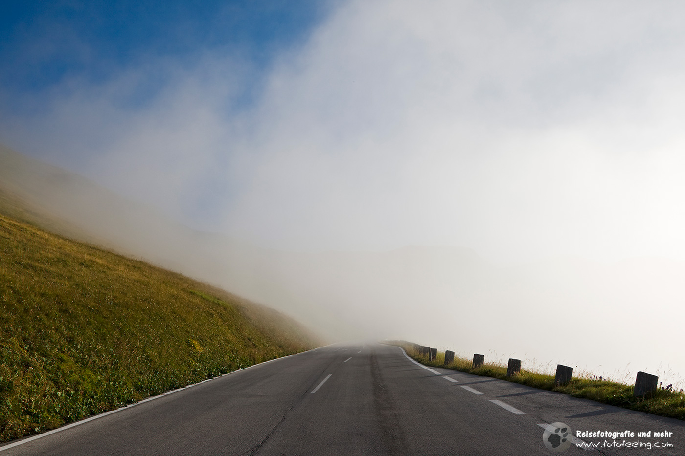 Hochalpenstraße im Nebel
