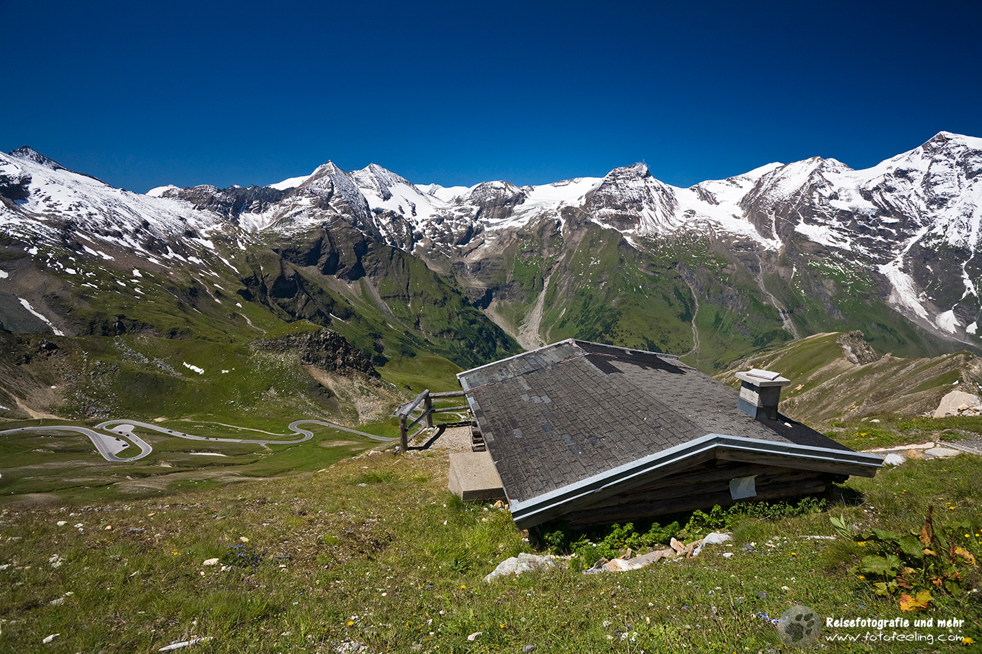 Berghütte vor den Bergen