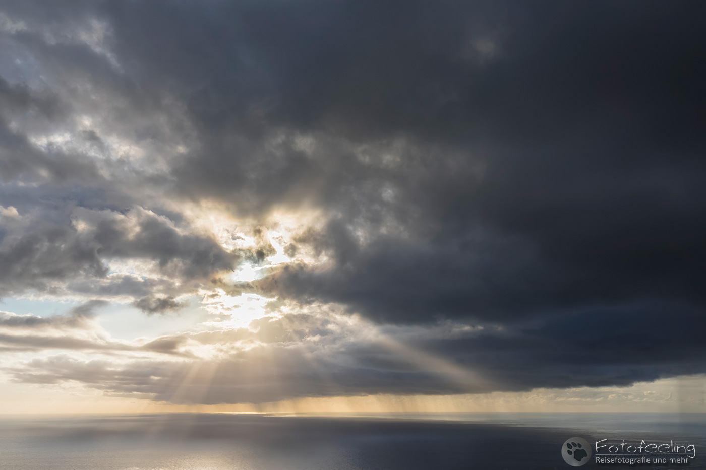 Lichtspiel über dem Meer
