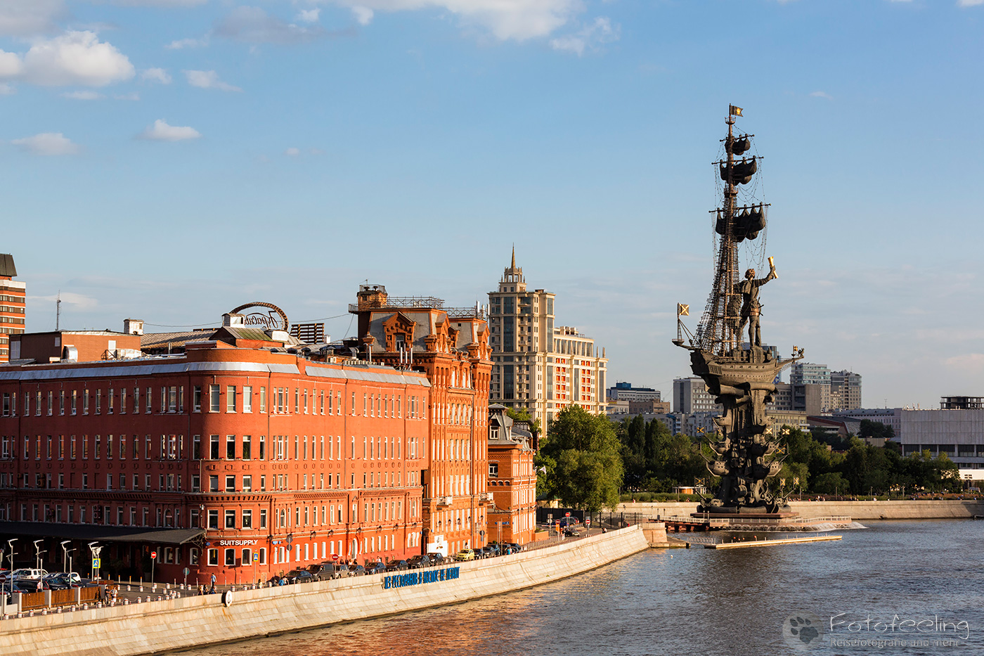 Digital October und Denkmal für Peter I. an der Moskwa