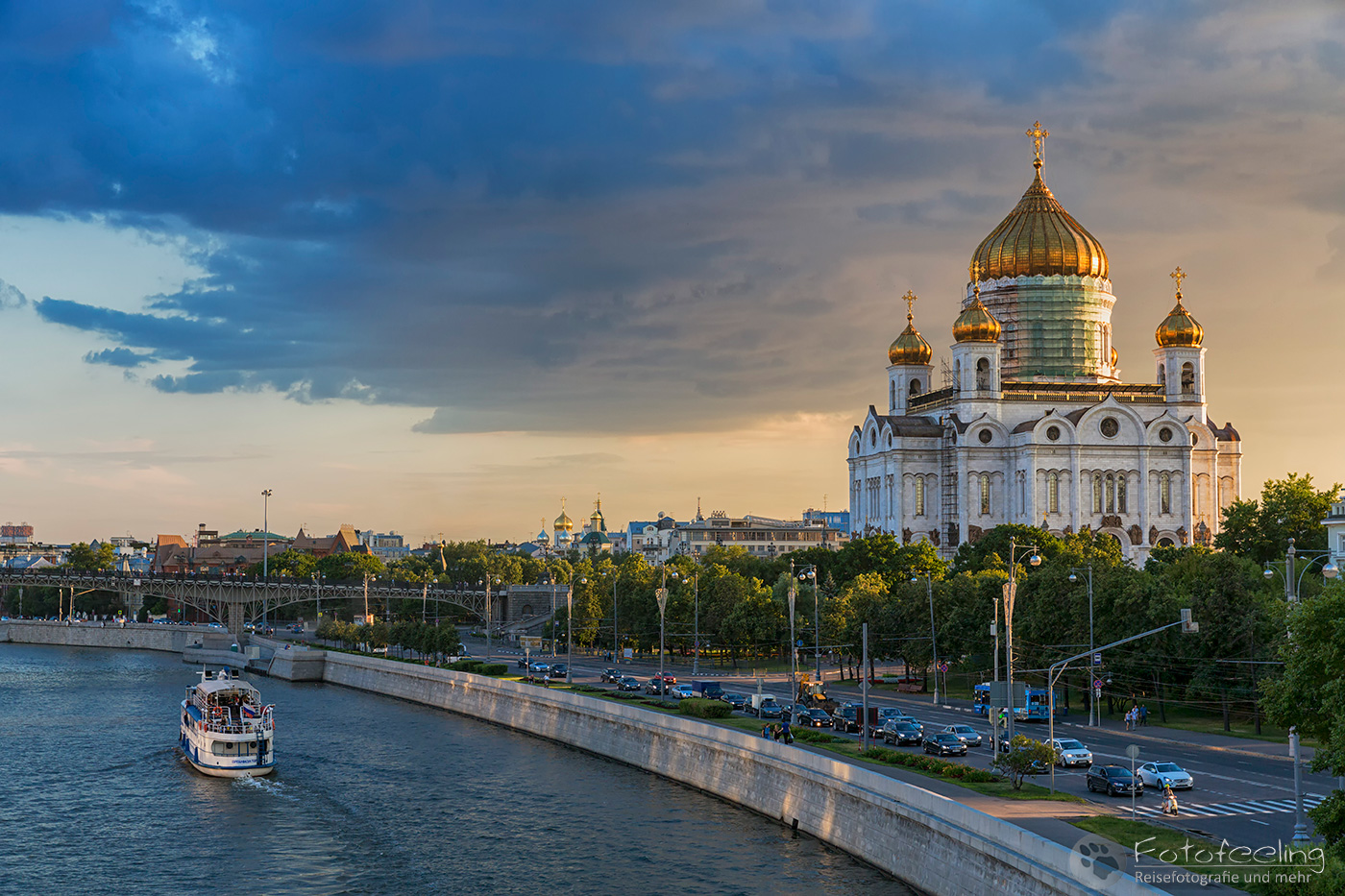 Kreuzfahrtschiff auf der Moskwa vor der Christ-Erlöser-Kathedrale