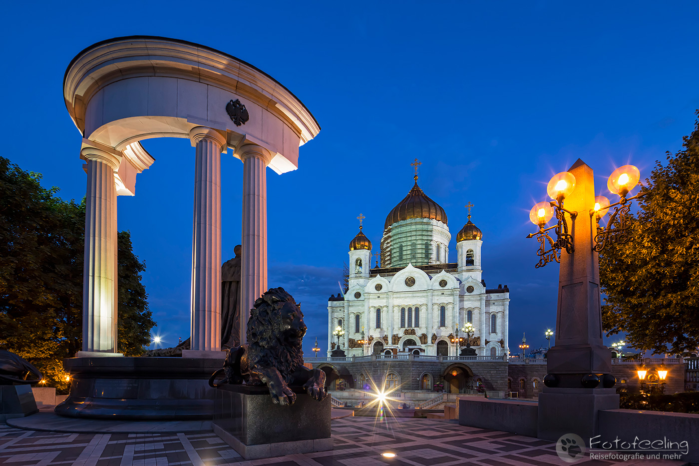 Denkmal von Alexander II mit Bronze Löwen vor der Christ-Erlöser-Kathedrale zur blauen Stunde