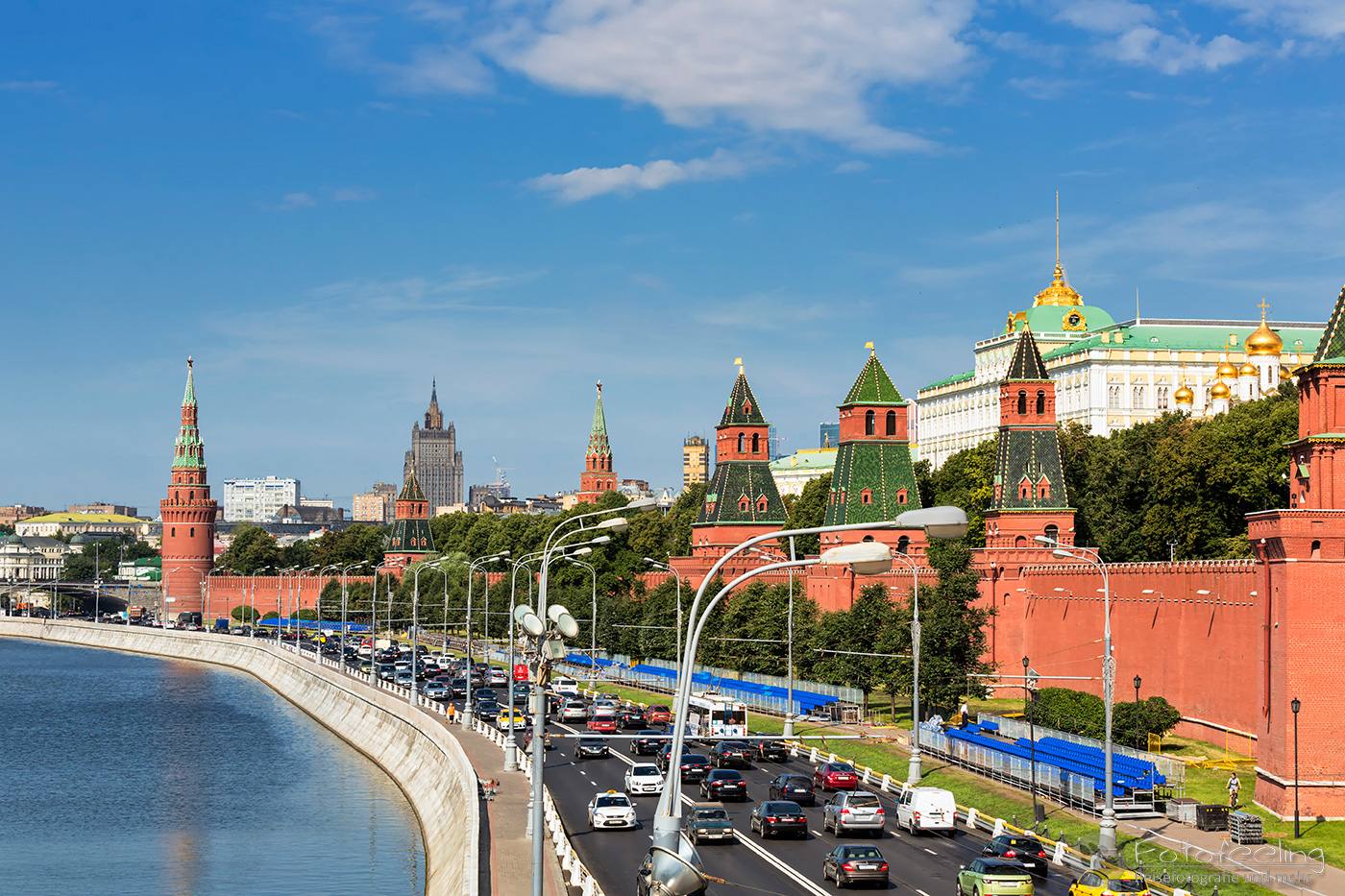 Südlicher Kremlmauer-Abschnitt  und Kremlpalast an der Moskwa