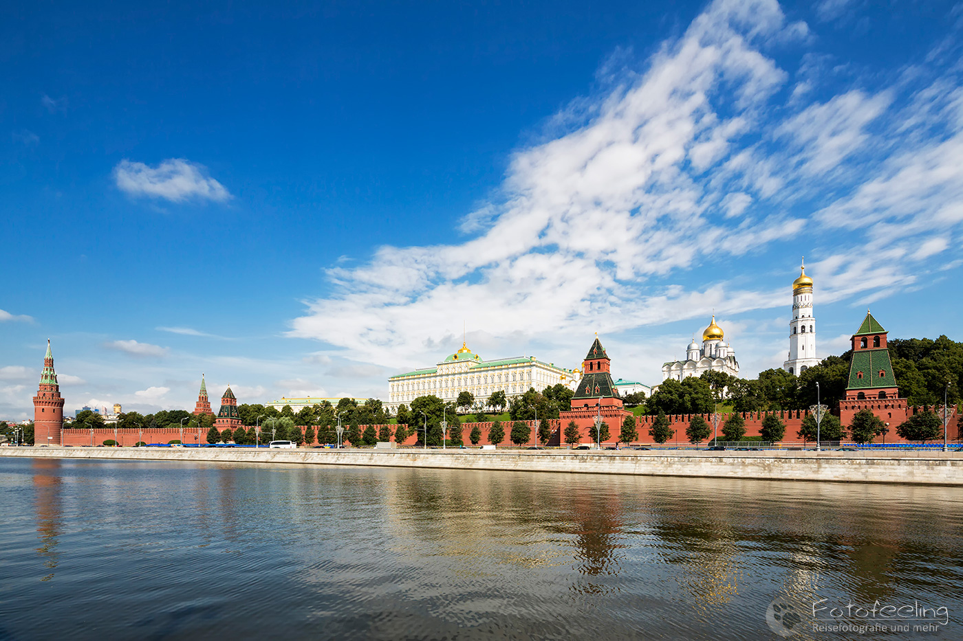 Südlicher Kremlmauer-Abschnitt an der Moskwa mit  Kremlpalast, Mariä-Verkündigungs-Kathedrale, Erzengel-Michael-Kathedrale und Glockenturm Iwan der Große