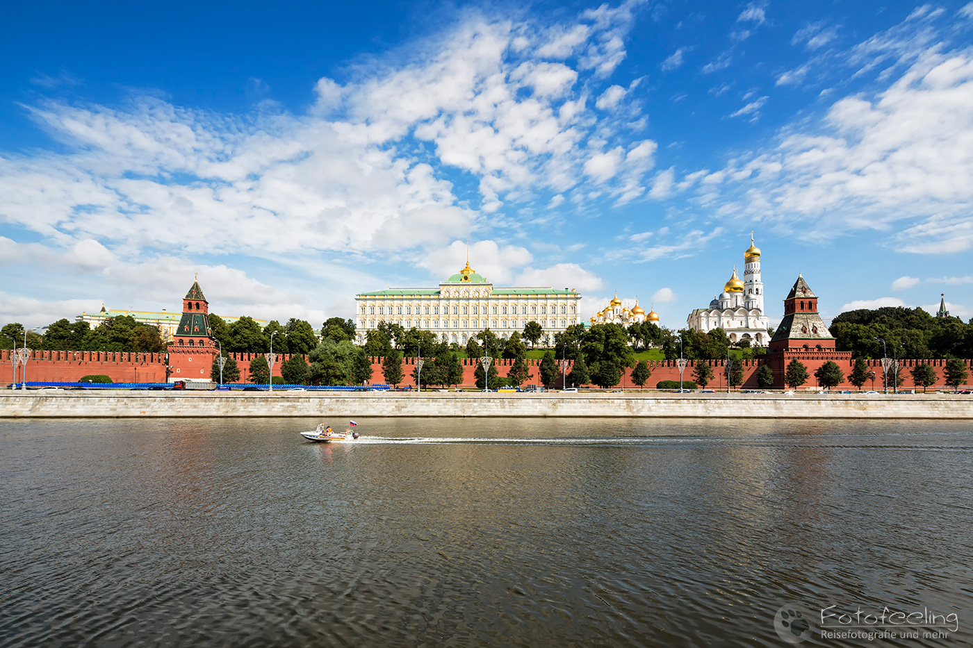 Südlicher Kremlmauer-Abschnitt an der Moskwa mit  Kremlpalast, Mariä-Verkündigungs-Kathedrale, Erzengel-Michael-Kathedrale und Glockenturm Iwan der Große