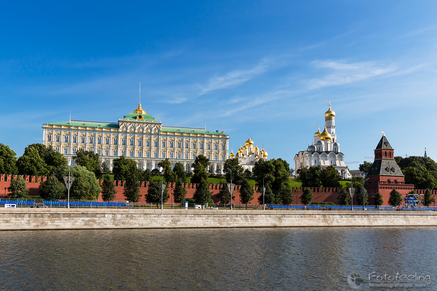 Südlicher Kremlmauer-Abschnitt an der Moskwa, Geheimgangsturm, Kremlpalast, Mariä-Verkündigungs-Kathedrale, Erzengel-Michael-Kathedrale, Glockenturm Iwan der Große