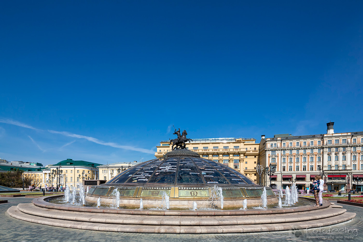 Glaskupel mit " Der heilige Georg" - "Saint George and the Dragon" Denkmal