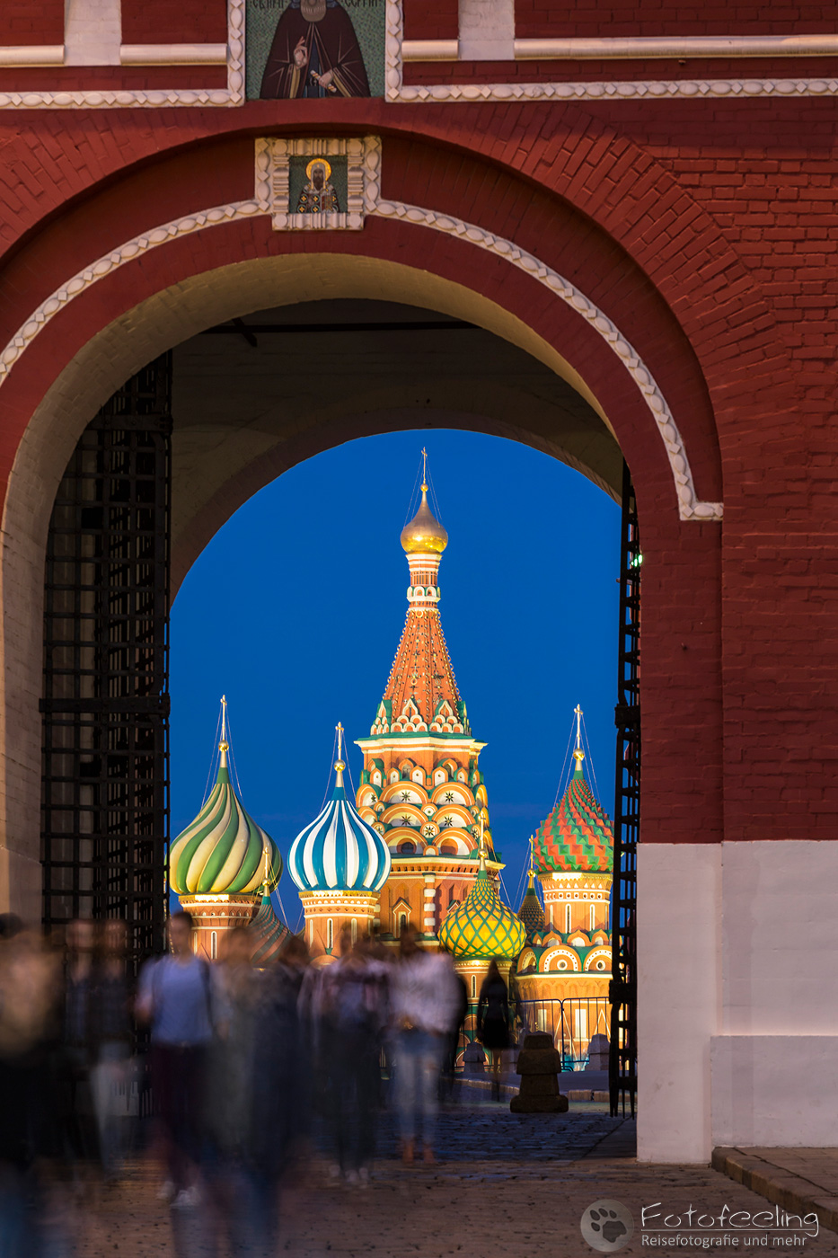 Auferstehungstor und Basilius Kathedrale zur blauen Stunde