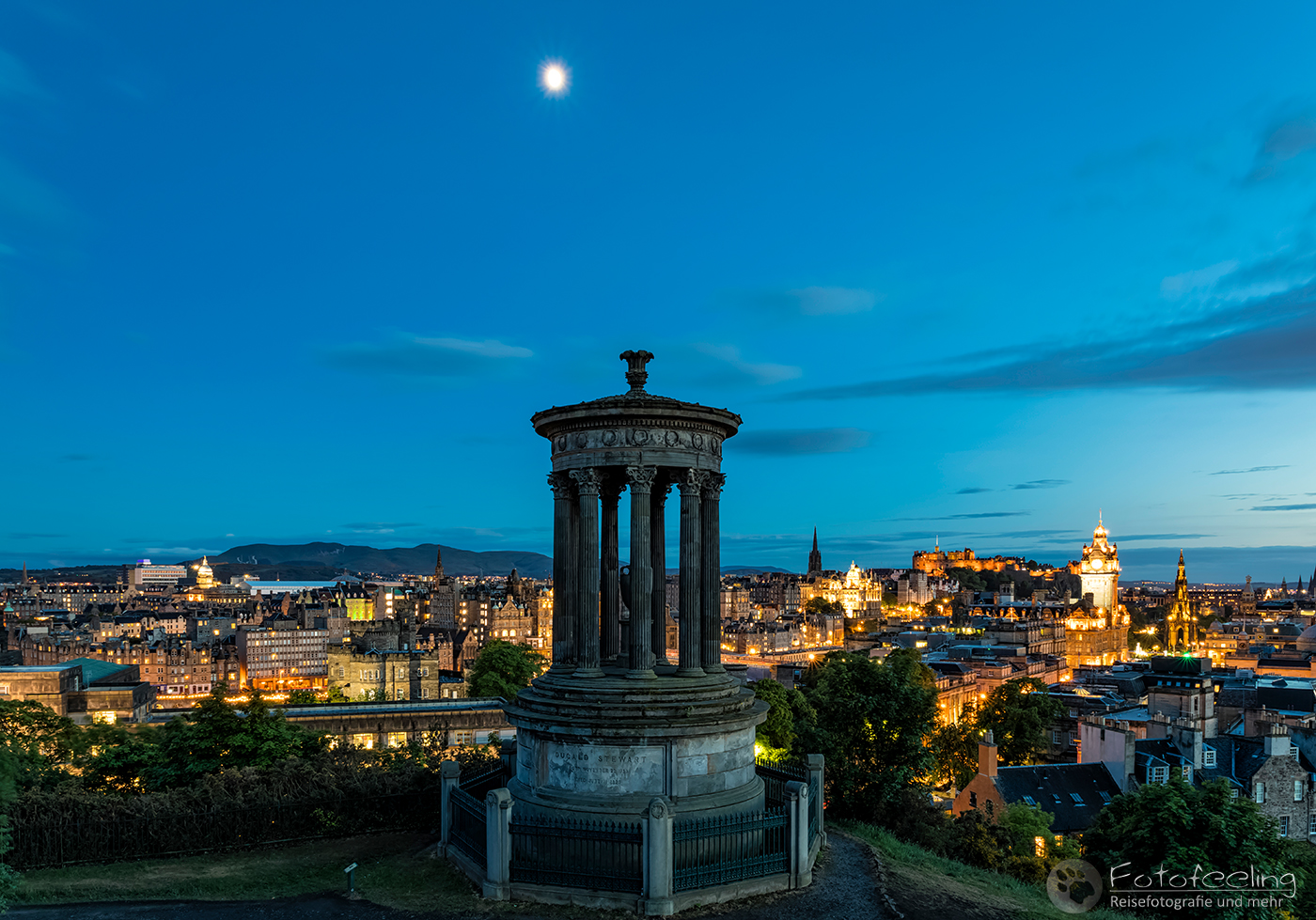 Aussicht vom Calton Hill auf das Dugald Stewart Monument und die Altstadt von Edinburgh, Blaue Stunde