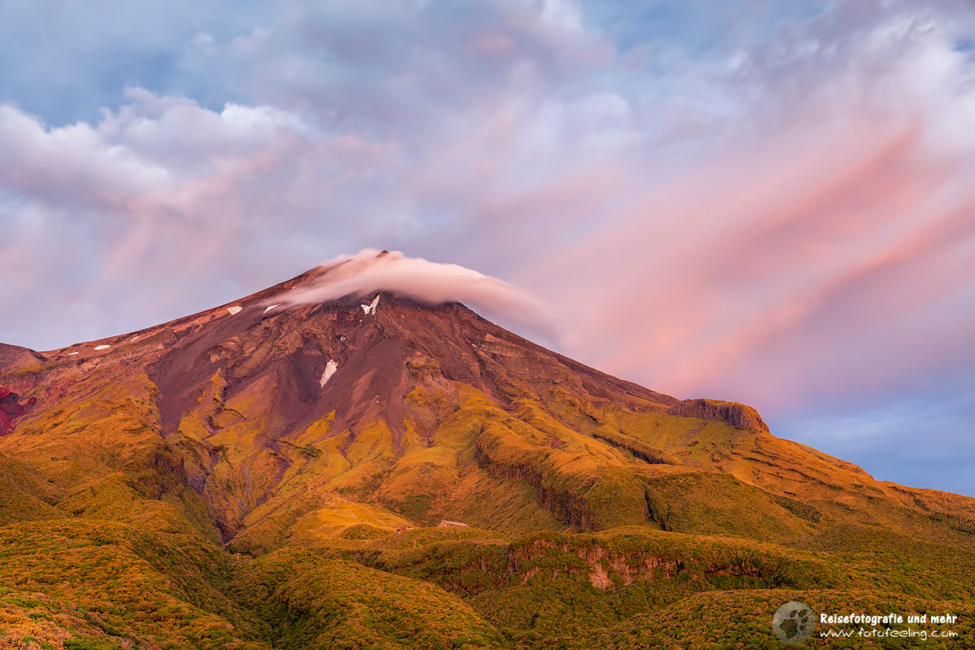 Morgenlicht auf dem Vulkan Mount Taranaki