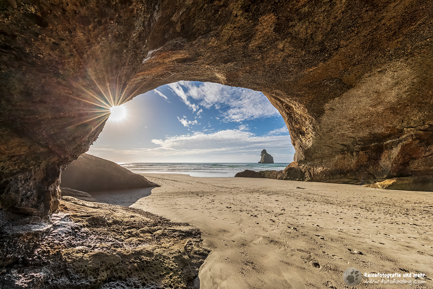 In einer Höhle am Wharariki Beach