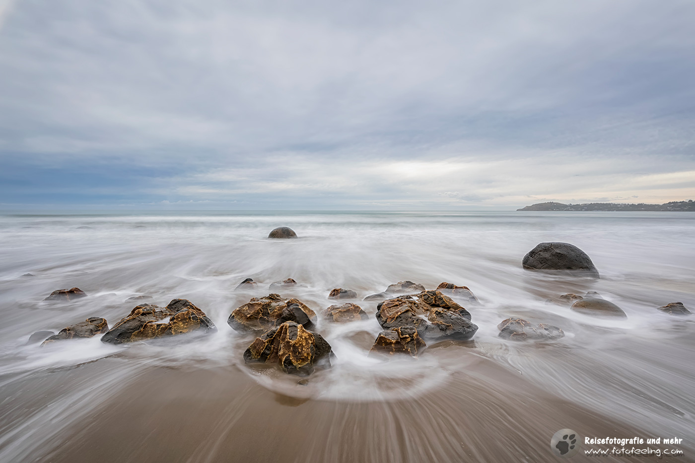Kaputte Moeraki Boulders im Meer