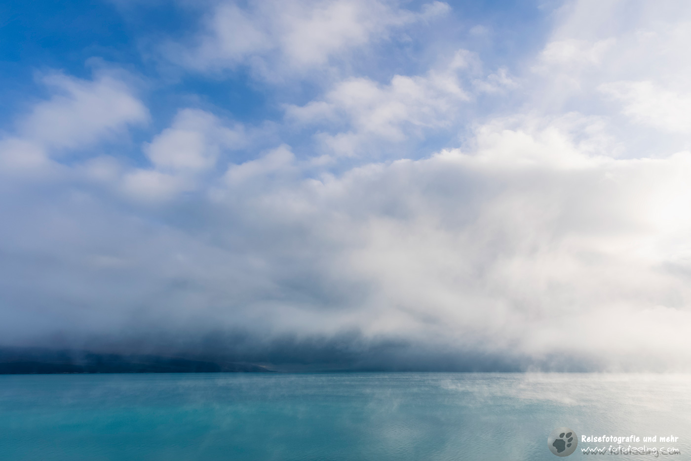 Nebel über dem Lake Pukaki und Südalpen (Neuseeländischen Alpen)