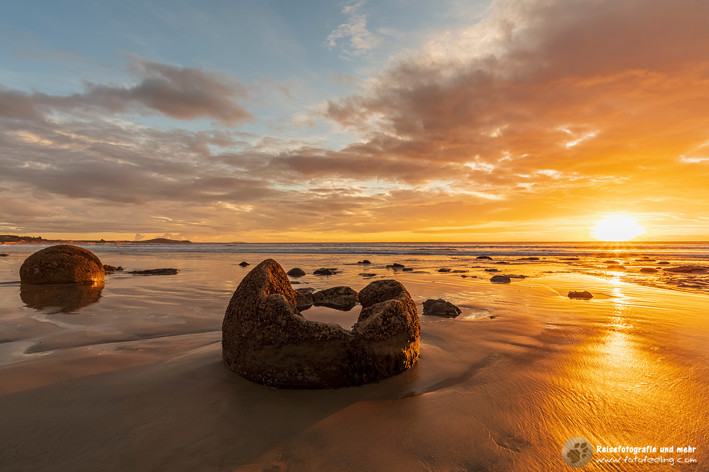 Moeraki Boulders im Meer bei Sonnenaufgang