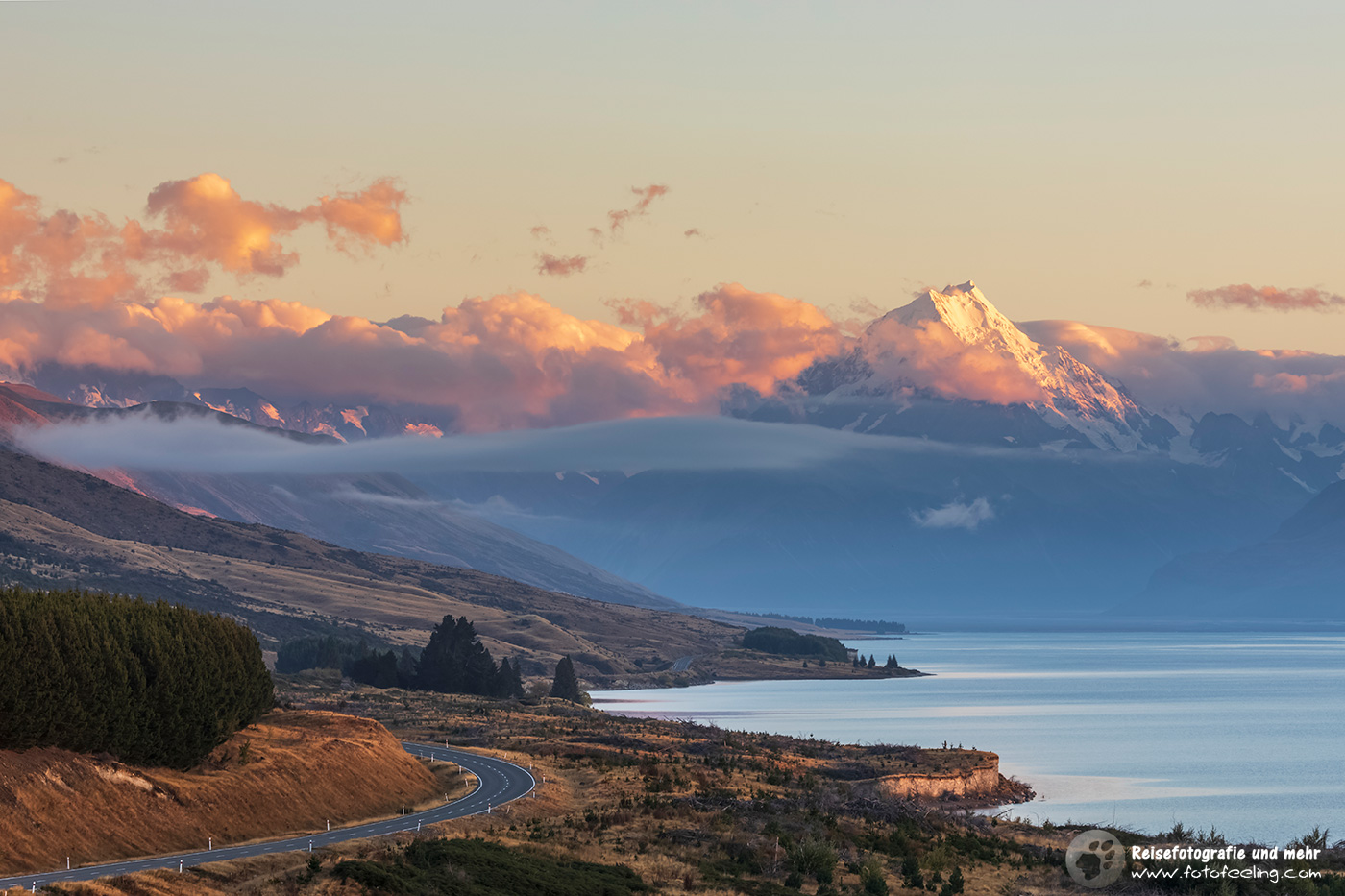 Mount Cook Road mit Aoraki/Mount Cook im Morgenlicht