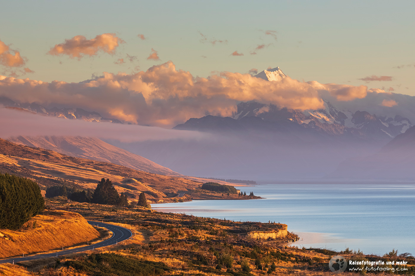 Mount Cook Road mit Aoraki/Mount Cook im Morgenlicht