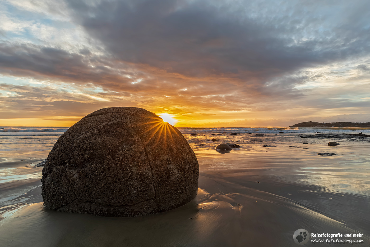 Moeraki Boulders im Meer bei Sonnenaufgang