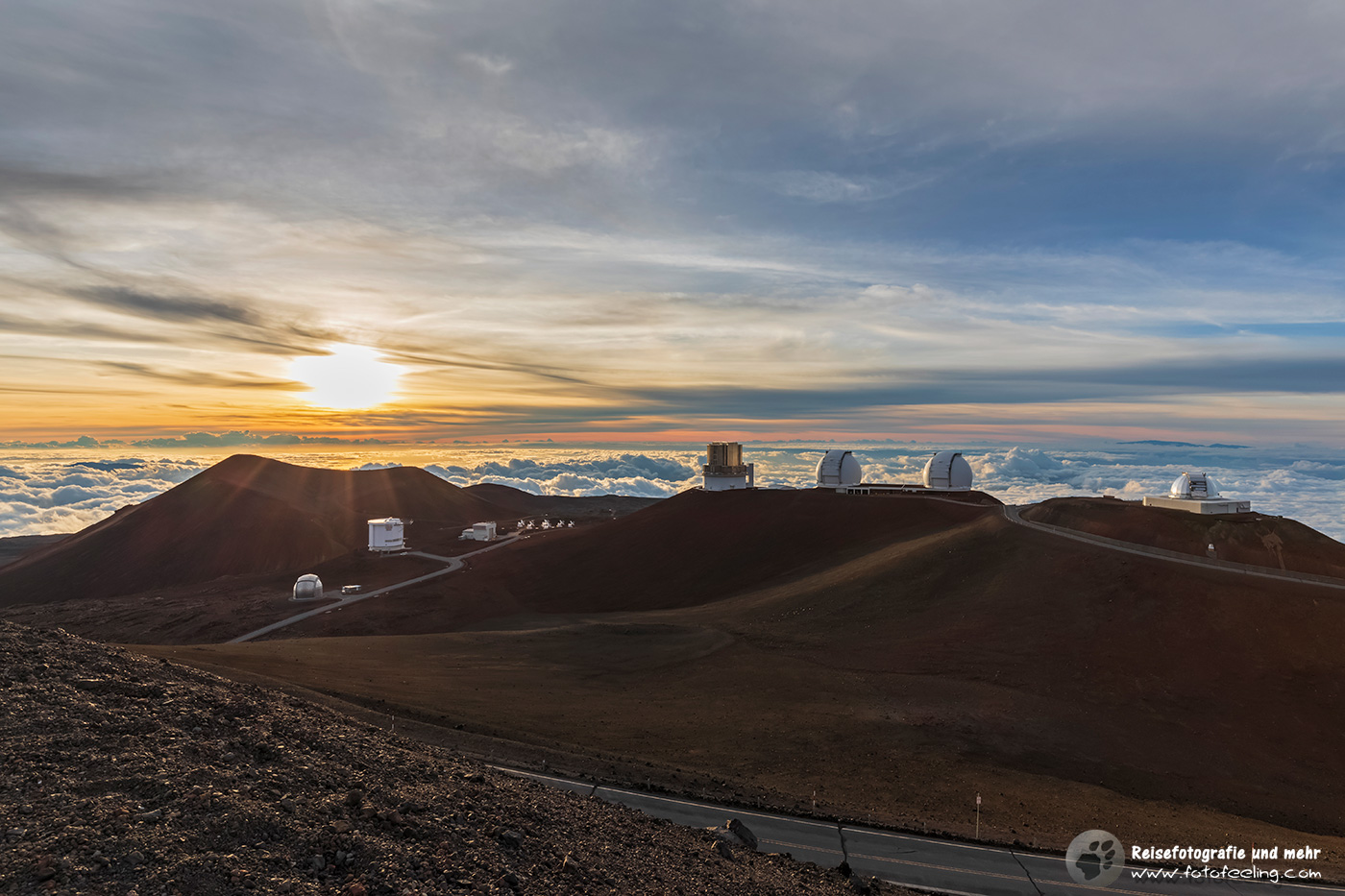 James Clerk Maxwell Telescope, Smithsonian Submillimeter Array, Subaru Telescope und Keck-Observatorium, Sonnenuntergang