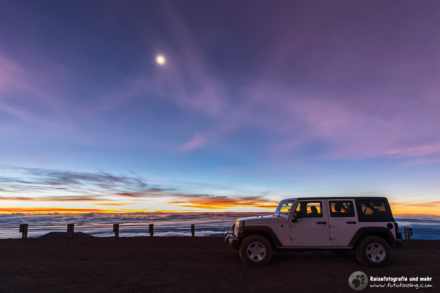 Hilux in der Dämmerung vor Sonnenaufgang mit Vollmond