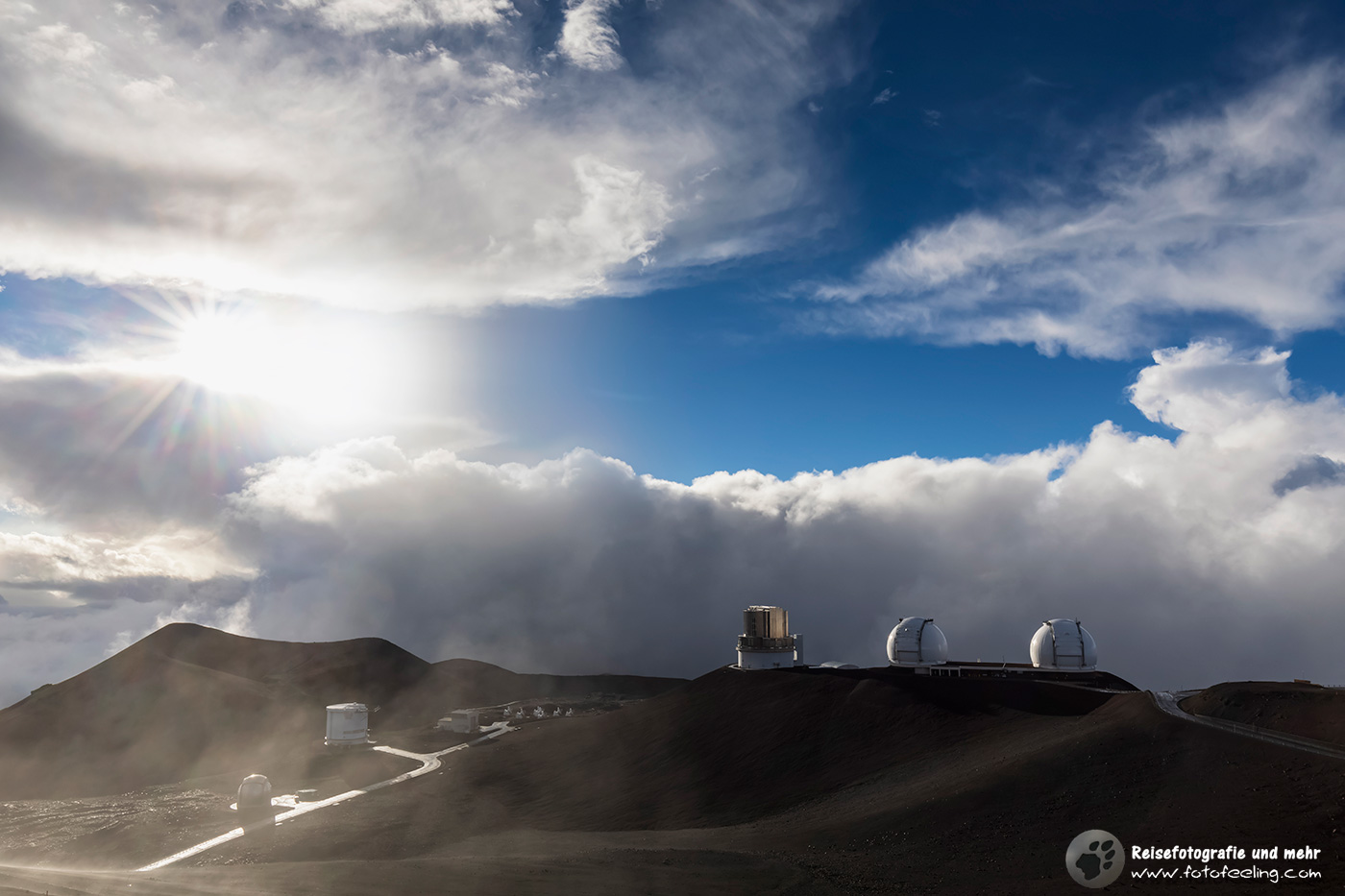 Subaru Telescope, Keck-Observatorium und NASA Infrared Telescope Facility in den Wolken
