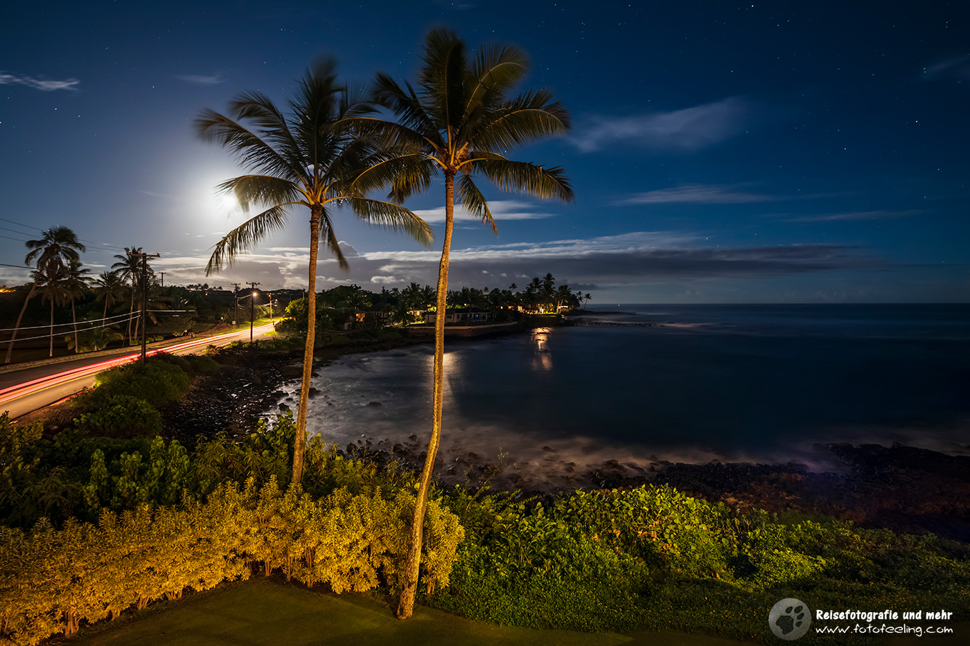 Lawai Road und Palmen in der Nacht mit Vollmond