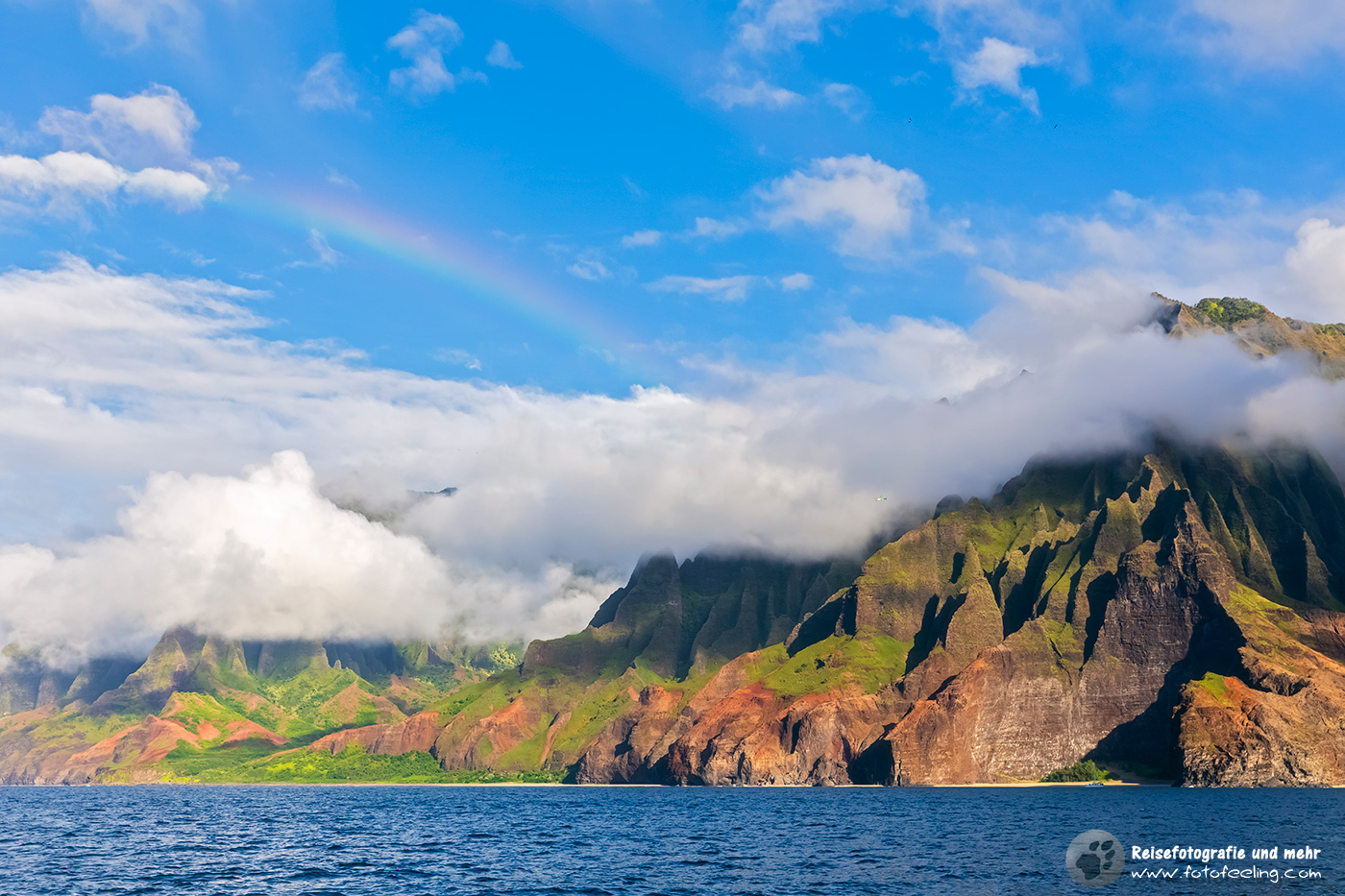 Bootsfahrt entlang der Napali Küste (Nā Pali Coast, Napali Coast) mit Regenbogen