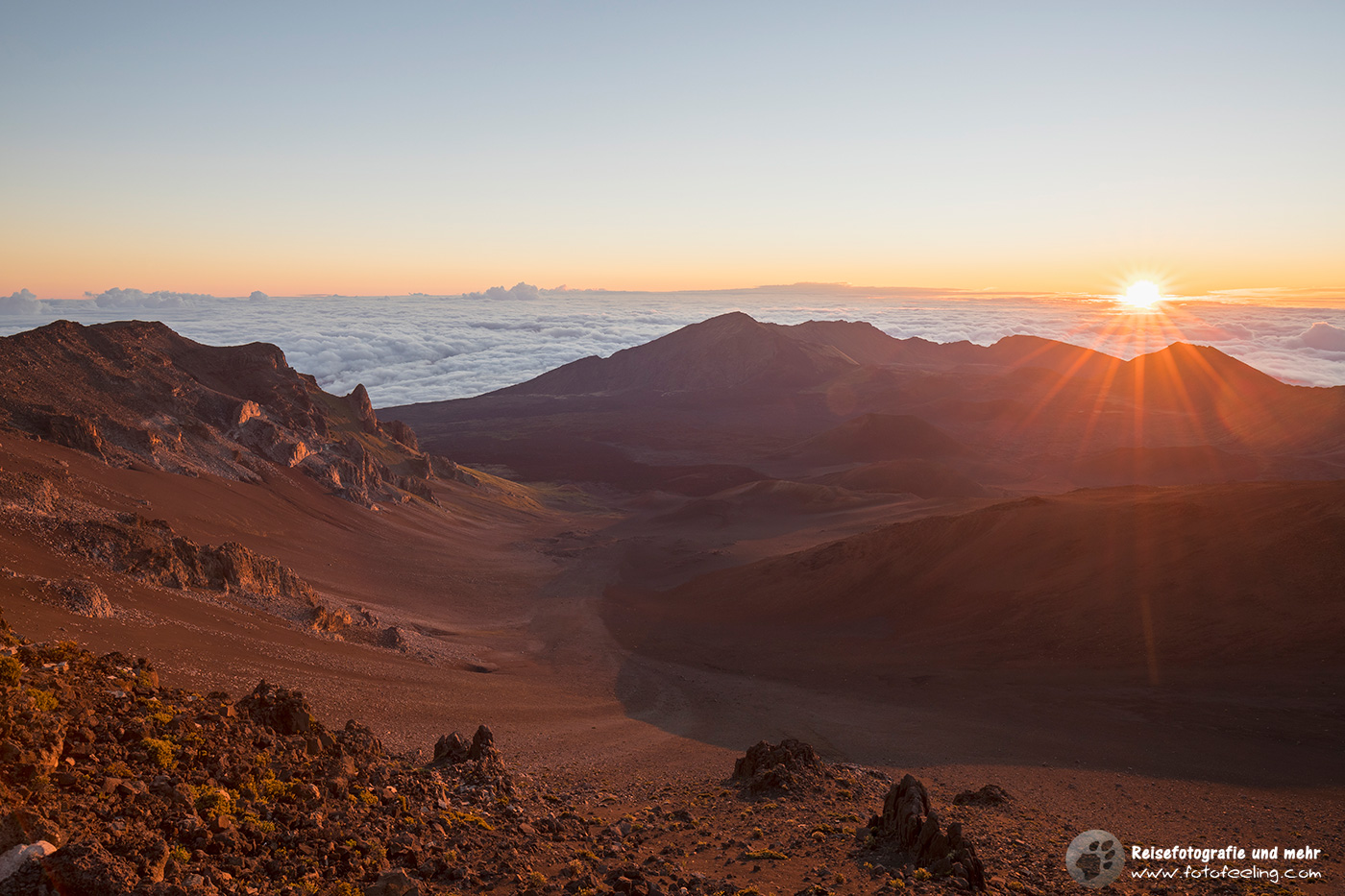 Blick in den Krater des Haleakalā (Haleakala) vom Haleakalā Visitors Center im Sonnenaufgang