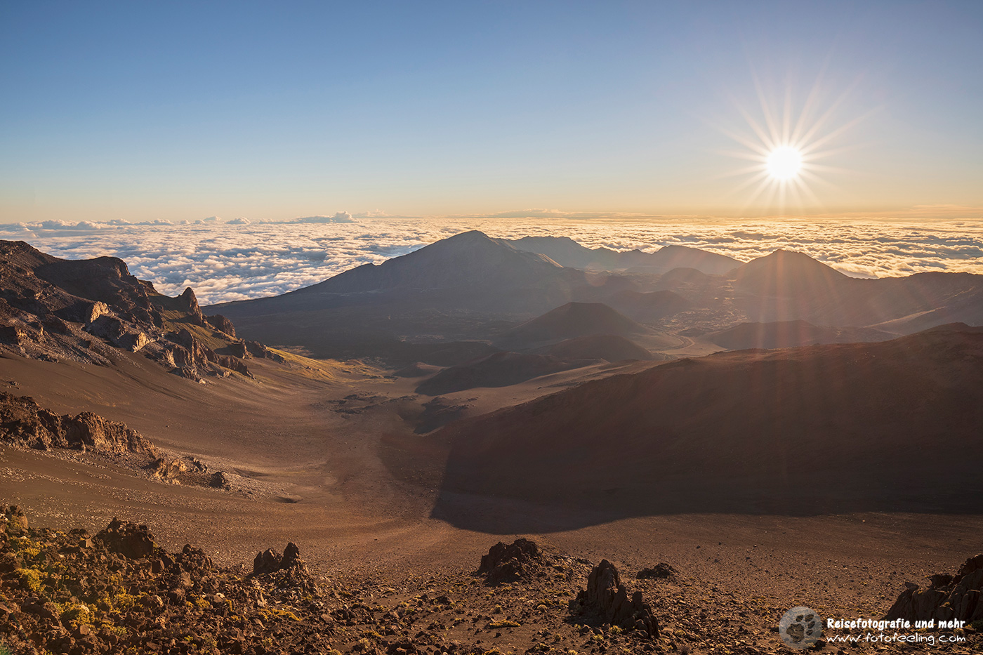 Blick in den Krater des Haleakalā (Haleakala) vom Haleakalā Visitors Center im Sonnenaufgang