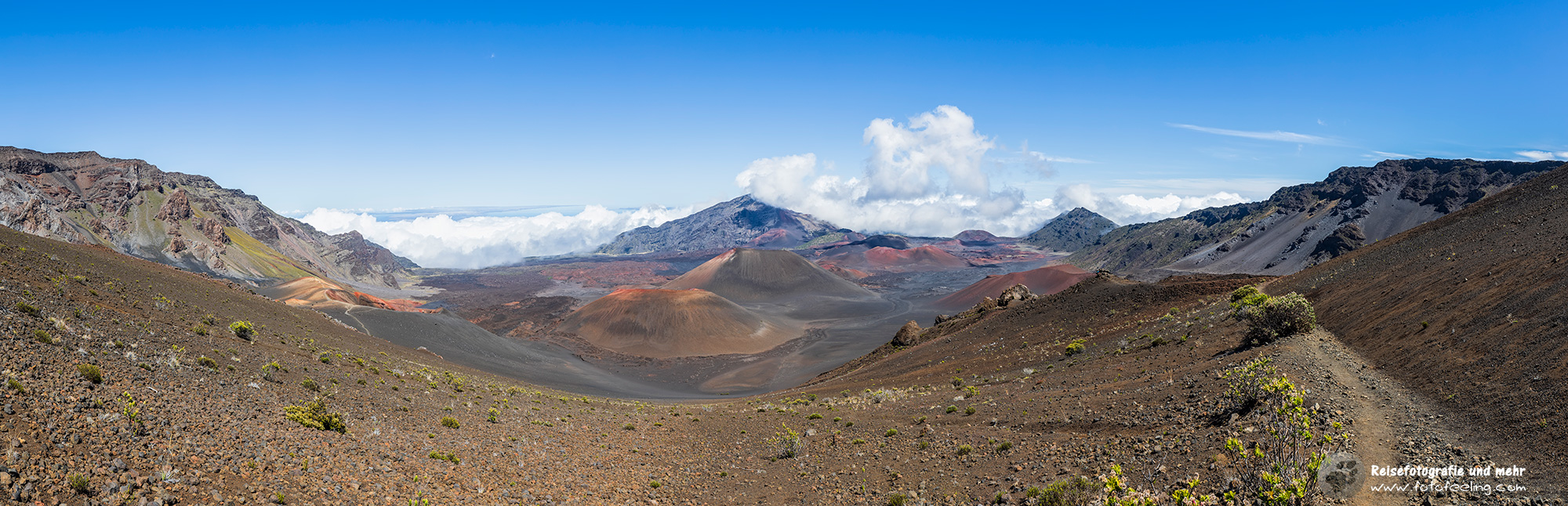 Blick in den Krater vom Sliding Sands Trail (Keonehe'ehe'e - Keoneheehee Trail) mit den Kratern Kalu'uoka'o'o, Puu o Maui und Kamohoalii, Kalu'uoka'o'o