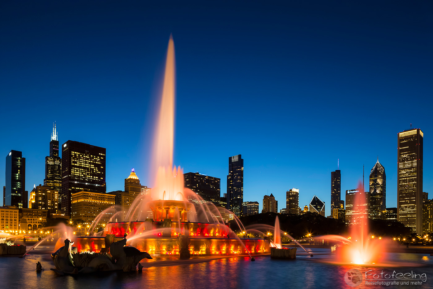 Buckingham-Brunnen mit Skyline von Chicago, blaue Stunde