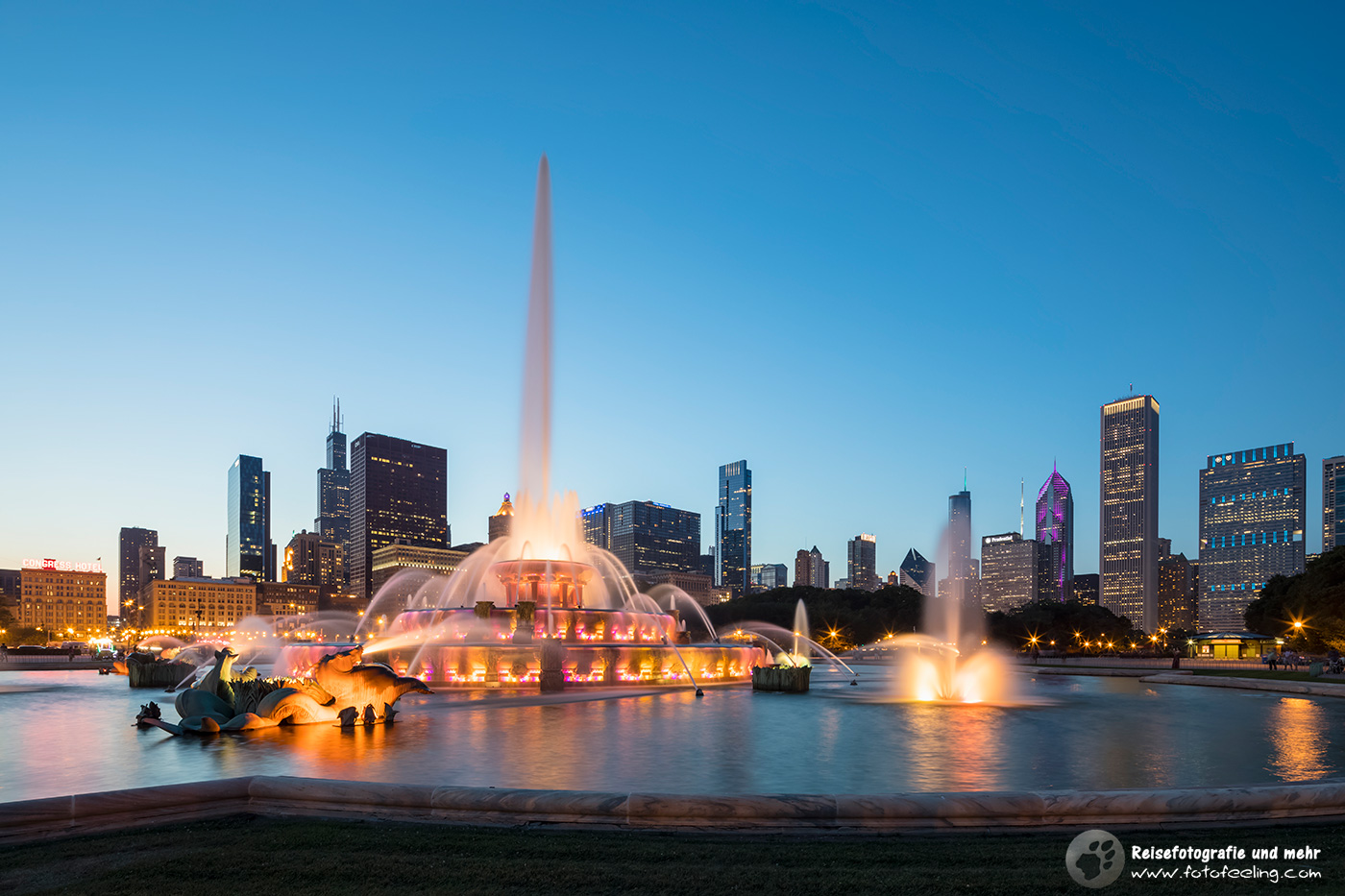 Buckingham Fountain vor der Skyline von Chicago zur Blauen Stunde