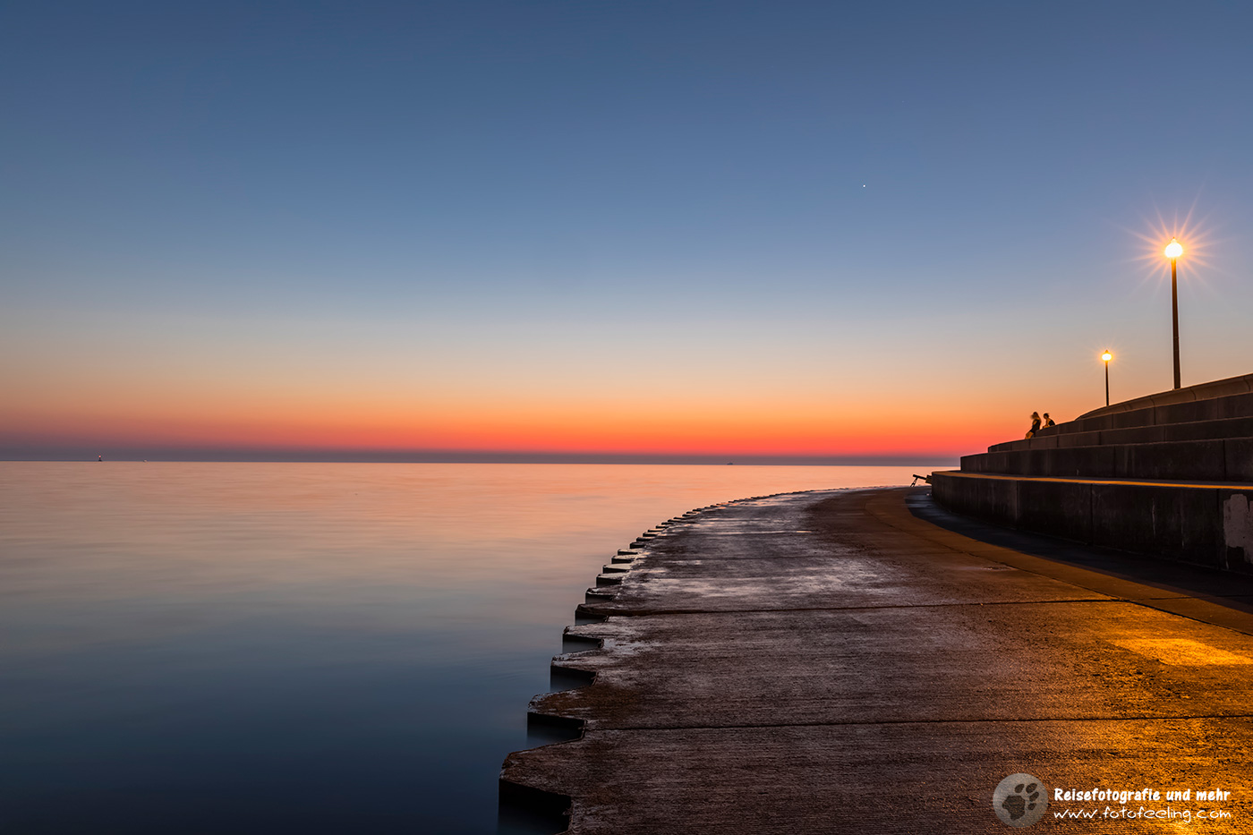 Sonnenaufgang über dem Lake Michigan, Pier am Adler Planetarium
