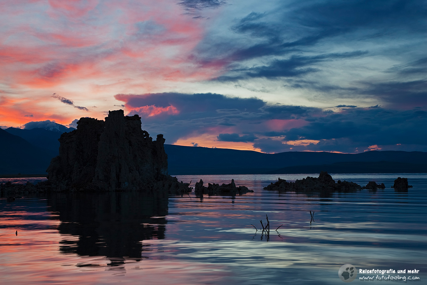 Tuffstein-Skulpturen vor der Sierra Nevada Bergkette