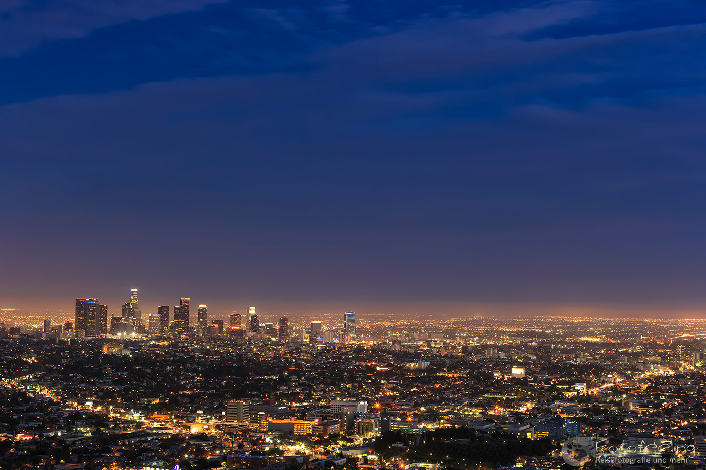 Aussicht vom Griffith Observatory auf die Skyline von Los Angeles, blaue Stunde