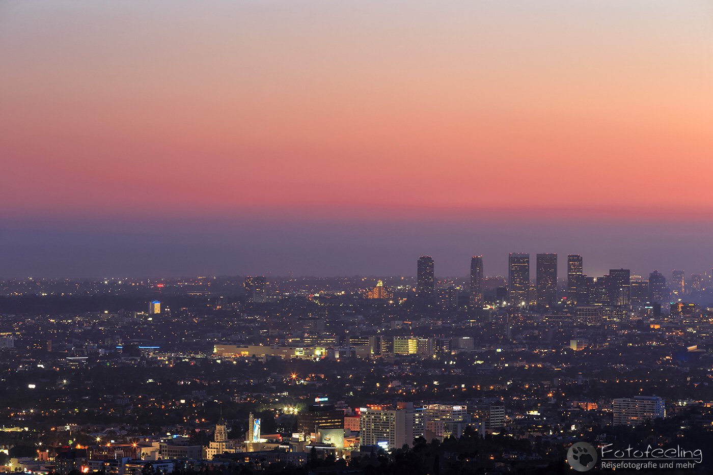 Aussicht vom Griffith Observatory auf die Skyline von Los Angeles, blaue Stunde