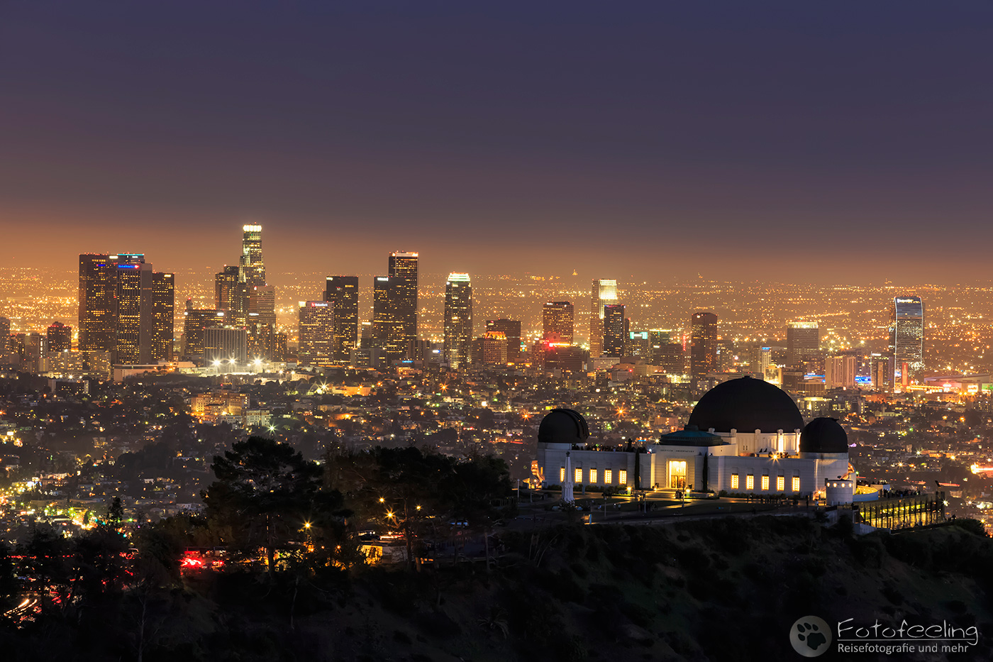 Griffith Observatory und Skyline von Los Angeles, blaue Stunde