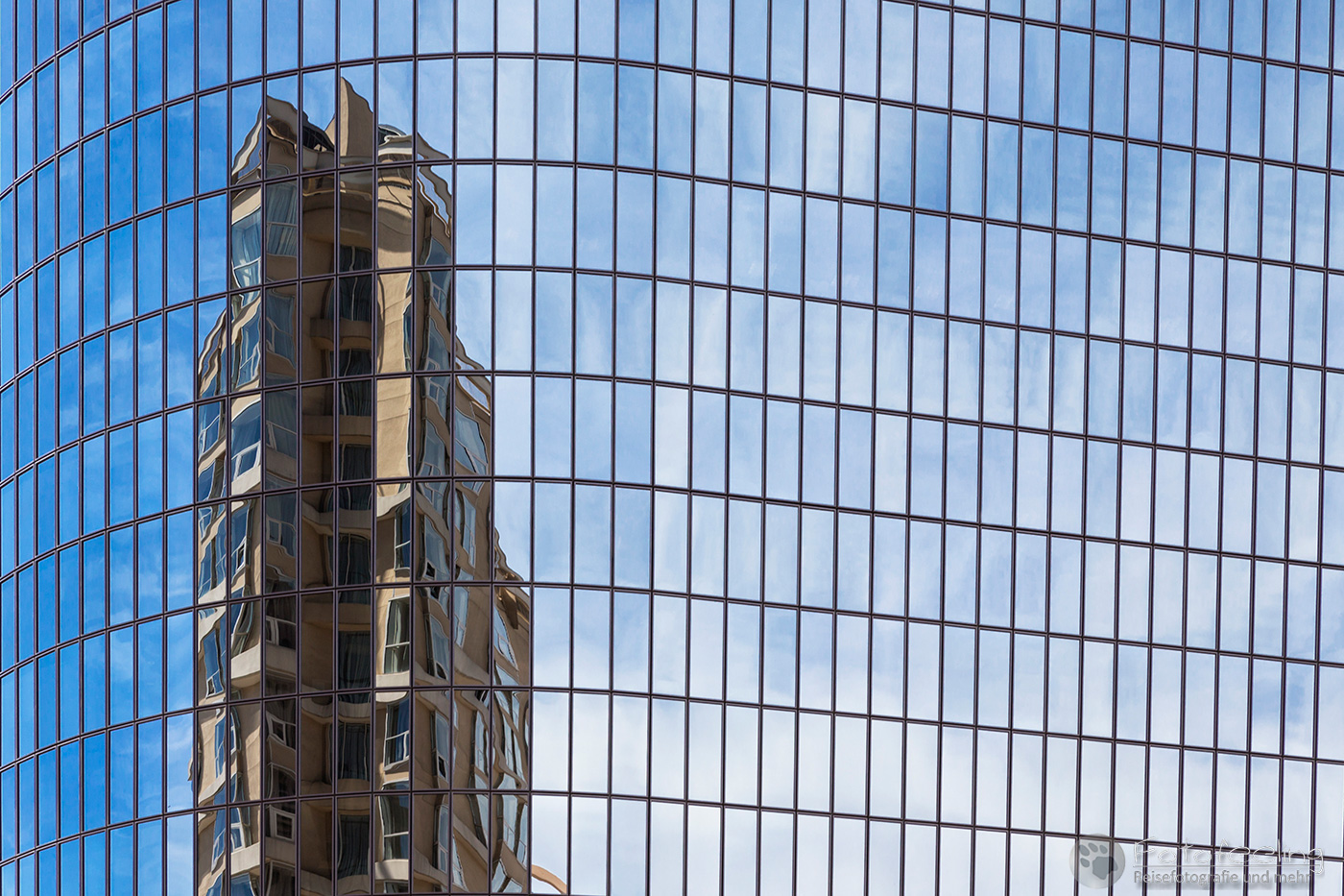 Glasfassade mit Spiegelung