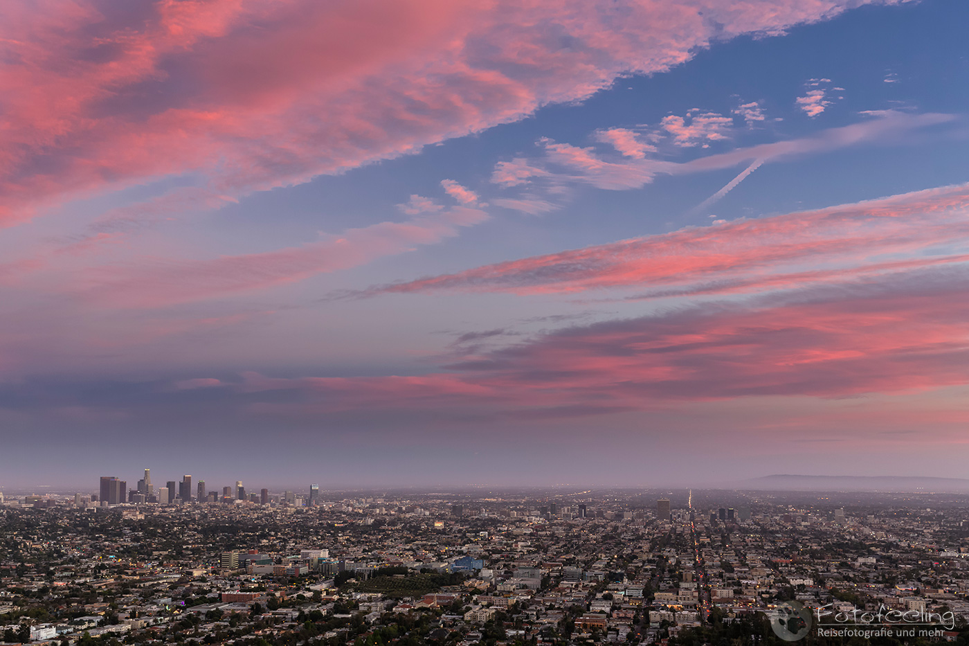 Aussicht vom Griffith Observatory auf die Skyline von Los Angeles, blaue Stunde