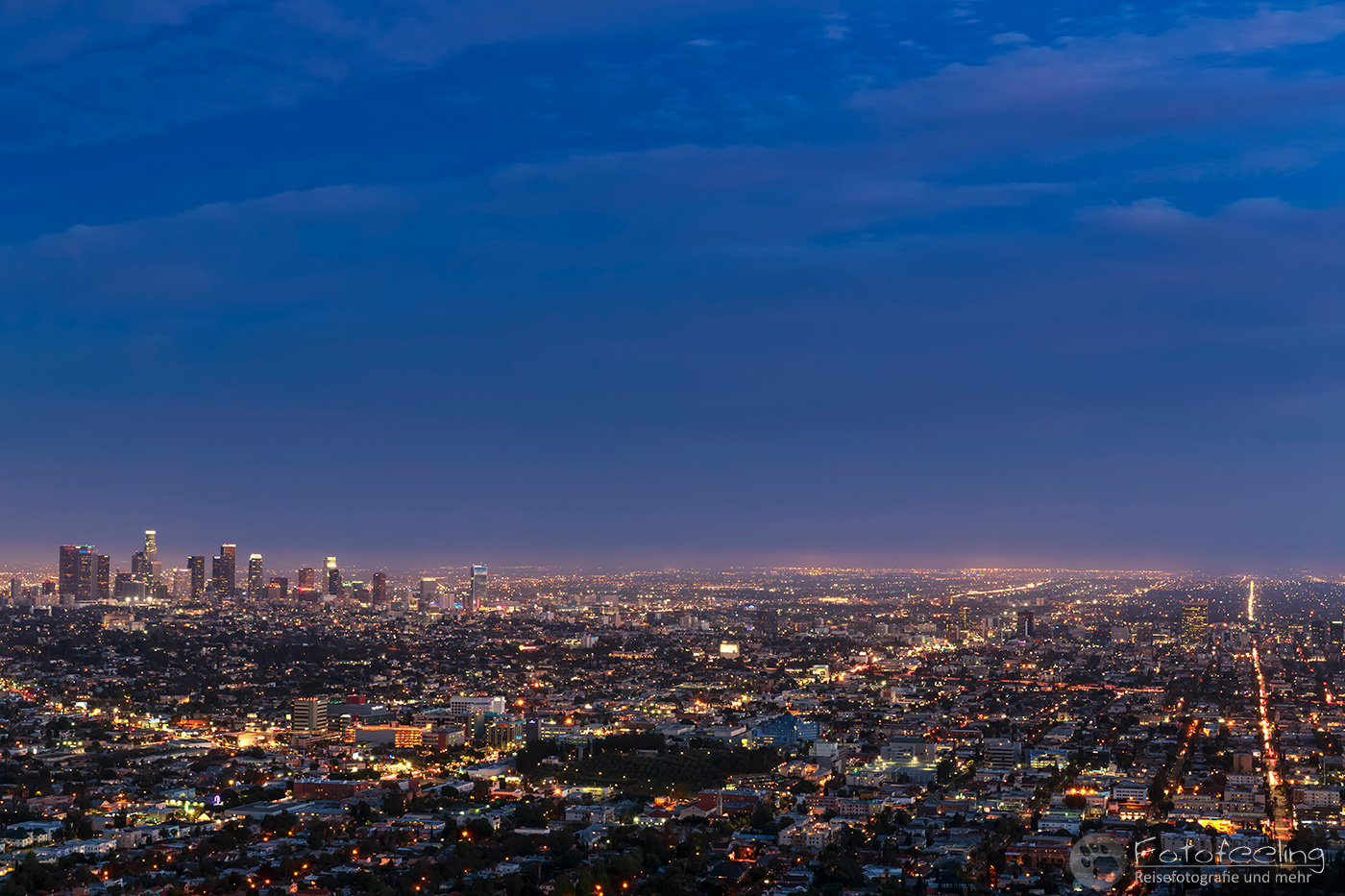 Aussicht vom Griffith Observatory auf die Skyline von Los Angeles, blaue Stunde