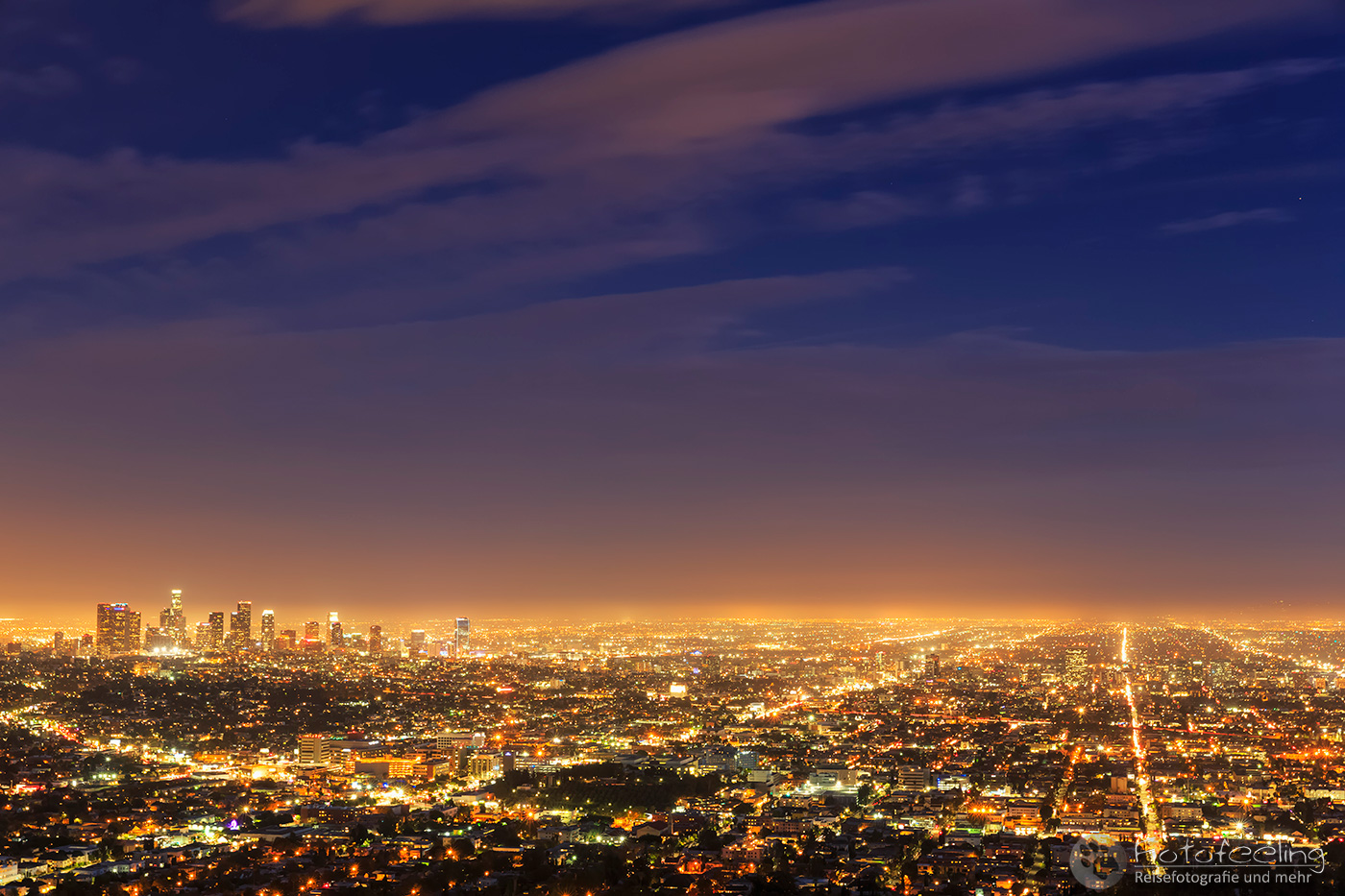 Aussicht vom Griffith Observatory auf die Skyline von Los Angeles, blaue Stunde