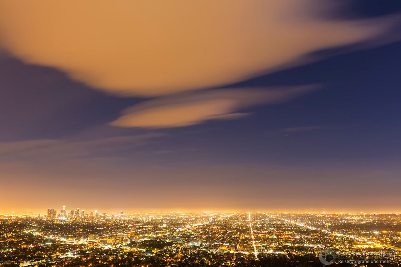 Aussicht vom Griffith Observatory auf die Skyline von Los Angeles, blaue Stunde