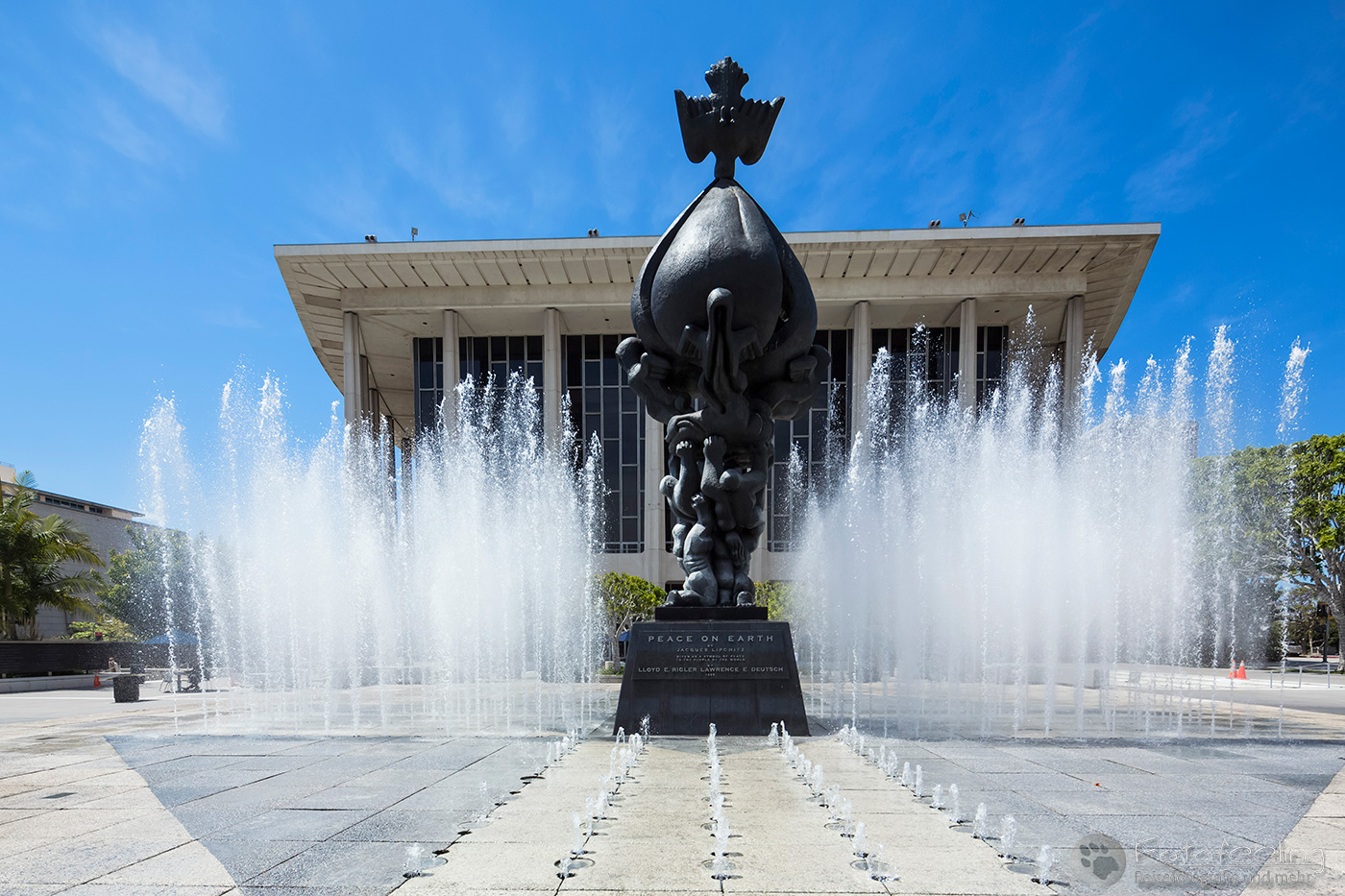 Peace on Earth sculpture Fountain by Jacques Lipchitz und Dorothy Chandler Pavilion