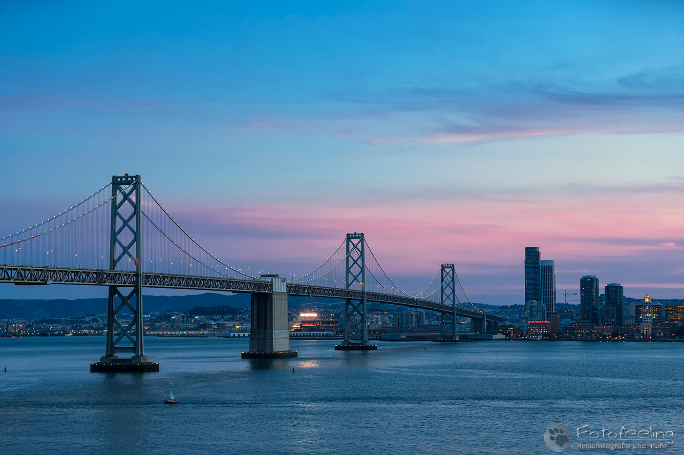 Skyline und San Francisco-Oakland Bay Bridge