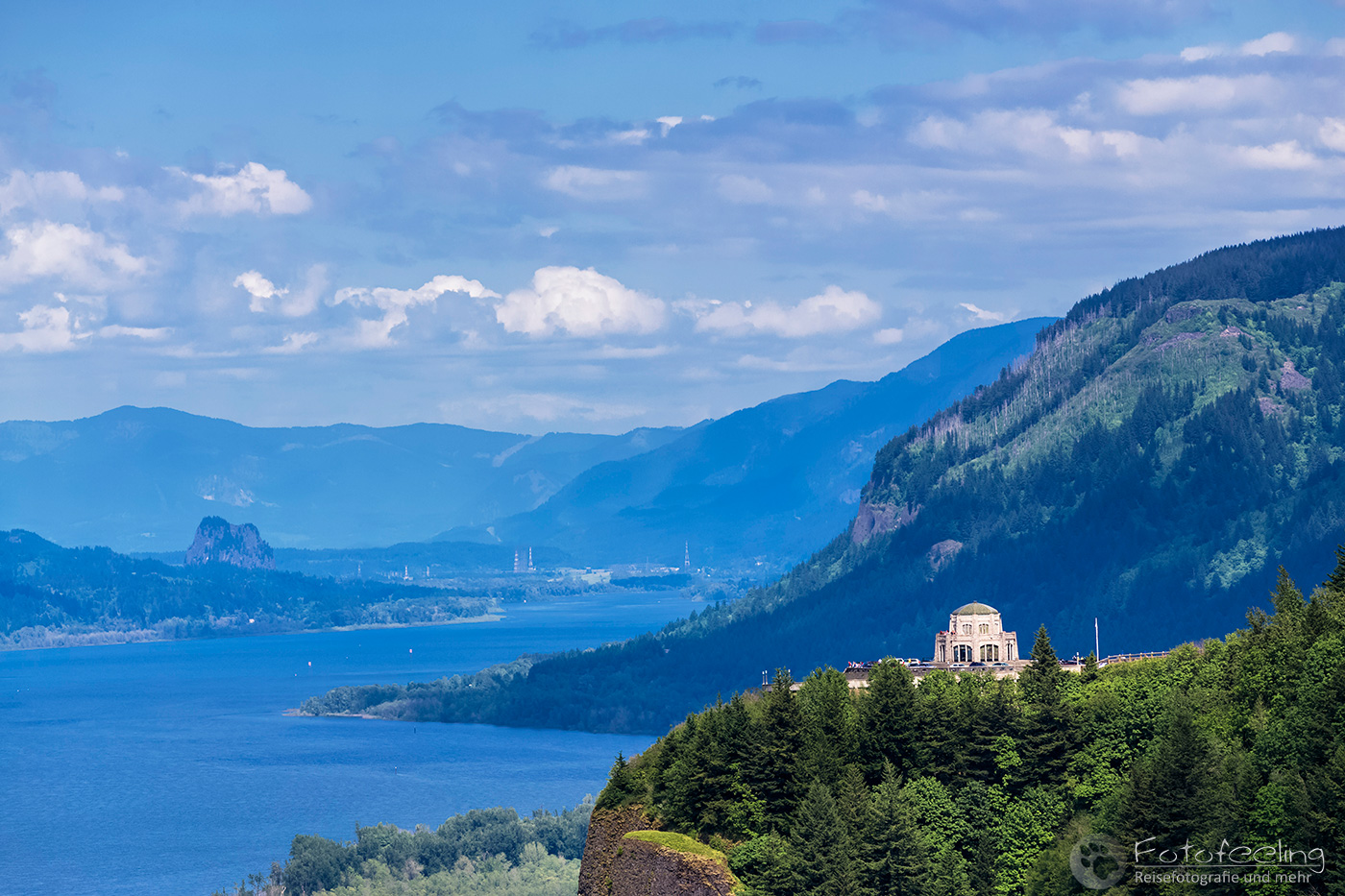 Blick auf den Crown Point und Vista House mit Columbia River, Columbia River Gorge