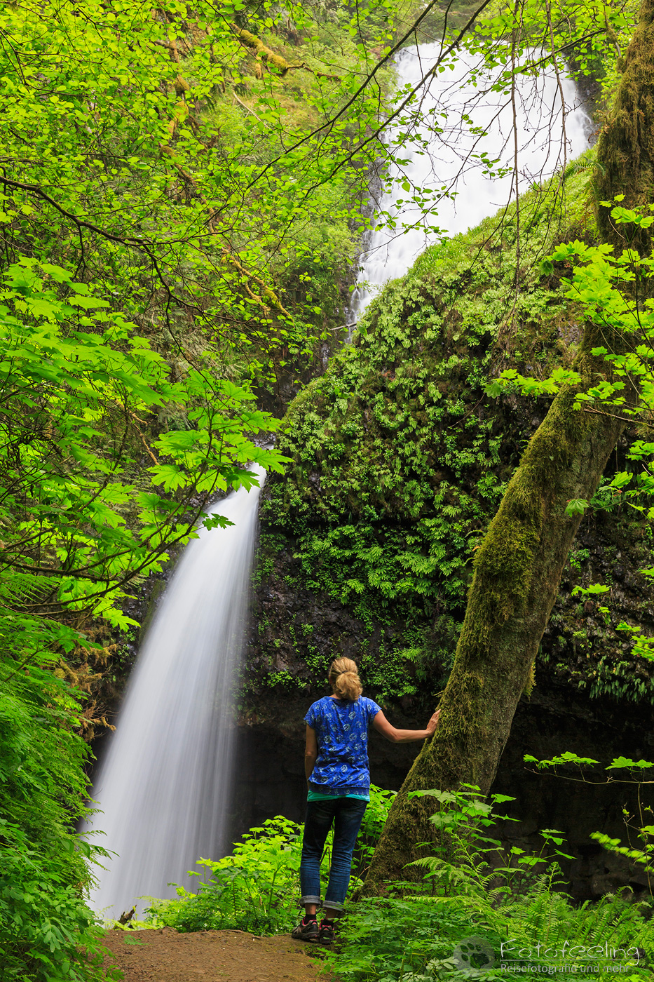 Andrea vor den Latourell Falls, Columbia River Gorge