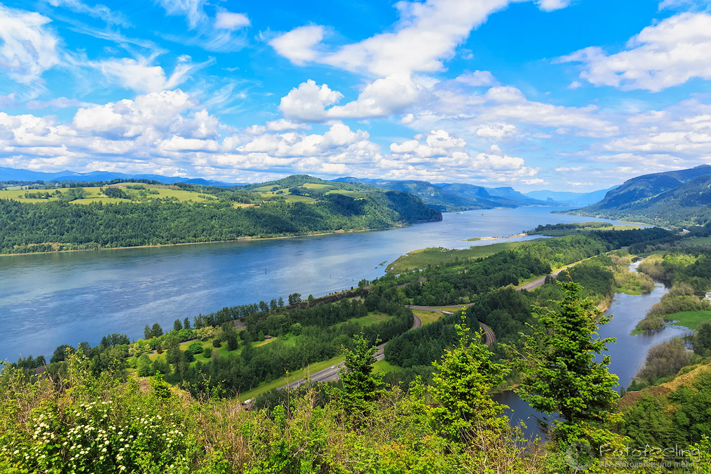 Ausblick vom Vista House, Crown Point auf den Columbia River und  Highway 30, Columbia River Gorge