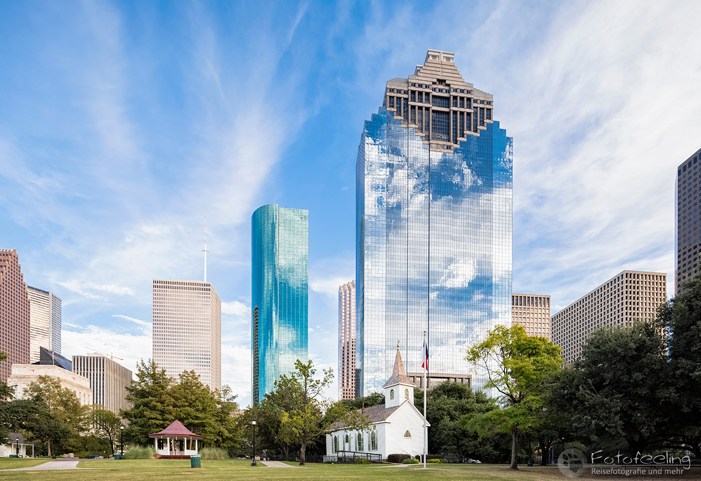 St. John Church und Skyline von Houston
